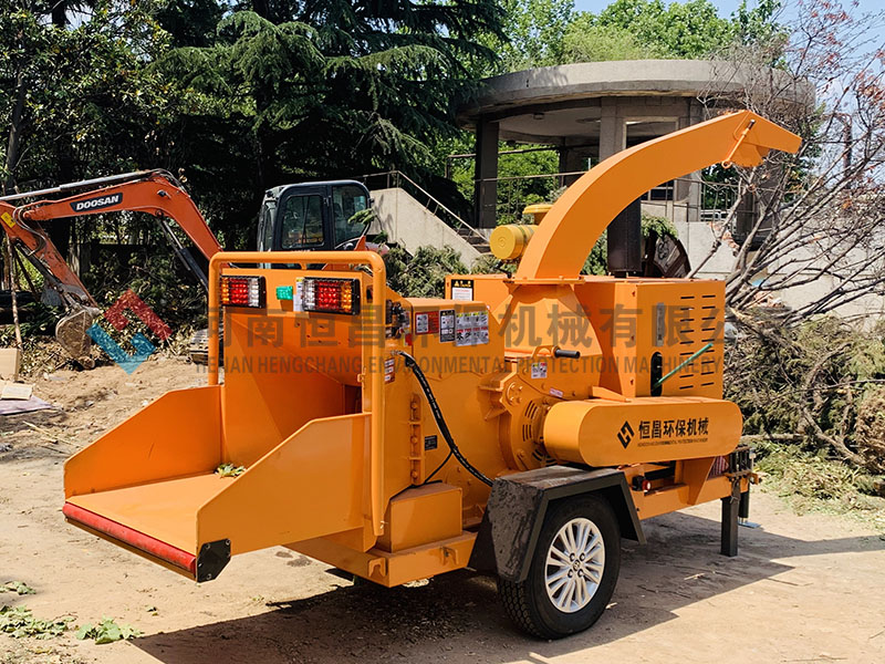 大型移動(dòng)式樹(shù)枝粉碎機(jī)